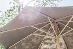 Brafab Reggio Sonnenschirm Ø300 Cm, Taupe 11 Brafab Reggio Sonnenschirm Ø300 Cm, Taupe -Gartenmöbel Geschäft brafab reggio holzsonnenschirm 3m 10