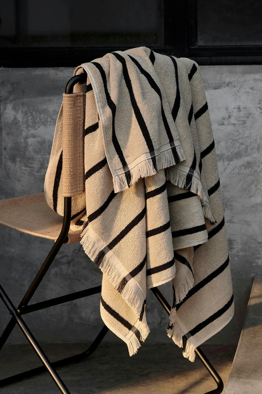 Ferm LIVING Alee Strandtuch, Schwarz / Sand 3 Ferm LIVING Alee Strandtuch, Schwarz / Sand – Bild 3