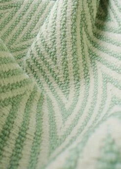 Gubi Pacha Outdoor Loungesessel, Dedar Chevron Outdoor Fr 008, Moosgrüner Fuß -Gartenmöbel Geschäft gubi pacha outdoor lounge chair swivel dedar chevron008 11