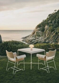 Gubi Tropique Esszimmerstuhl Mit Fransen, Classic White Semi Matt / Udine 12 -Gartenmöbel Geschäft gubi tropique dining chair fringe black limonta udine06 7