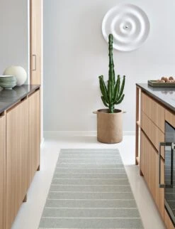 Carl Teppich Sage/Seagrass, 70x350 Cm -Gartenmöbel Geschäft pappelina carl teppich salbei seegras 2