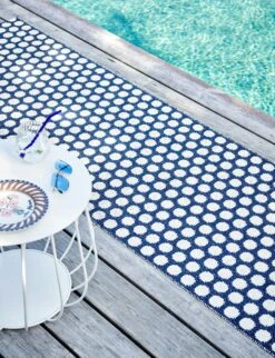 Noa Teppich Dunkelblau / Vanilla / Warmes Grau, 50x70 Cm 5 Noa Teppich Dunkelblau / Vanilla / Warmes Grau, 50x70 Cm -Gartenmöbel Geschäft pappelina noa rug dark blue vanilla warm grey 0