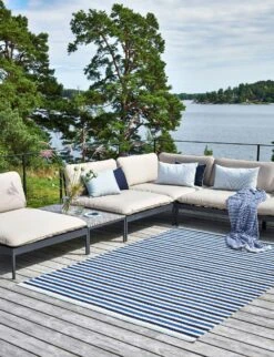 Teo Teppich Denim / Dunkelblau / Vanilla, 70x300 Cm 5 Teo Teppich Denim / Dunkelblau / Vanilla, 70x300 Cm -Gartenmöbel Geschäft pappelina teo rug denim dark blue vanilla 1