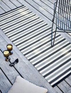 Teo Teppich Warmes Grau / Charcoal / Vanilla, 180x260 Cm 7 Teo Teppich Warmes Grau / Charcoal / Vanilla, 180x260 Cm -Gartenmöbel Geschäft pappelina teo rug warm grey charcoal vanilla 2